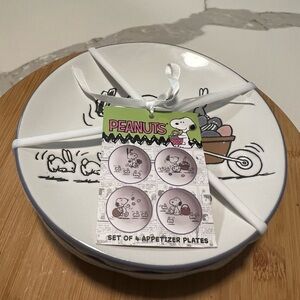 New Peanuts Set of 4 Appetizer plates.